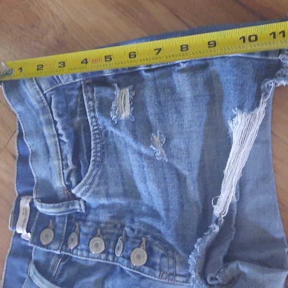 So high-rise relaxed Mom distressed cutoff jean shorts - Picture 3 of 8